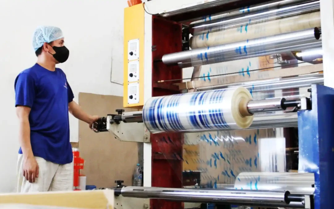 Proses Pembuatan Kemasan Plastik dari Bahan Mentah hingga Produk Jadi